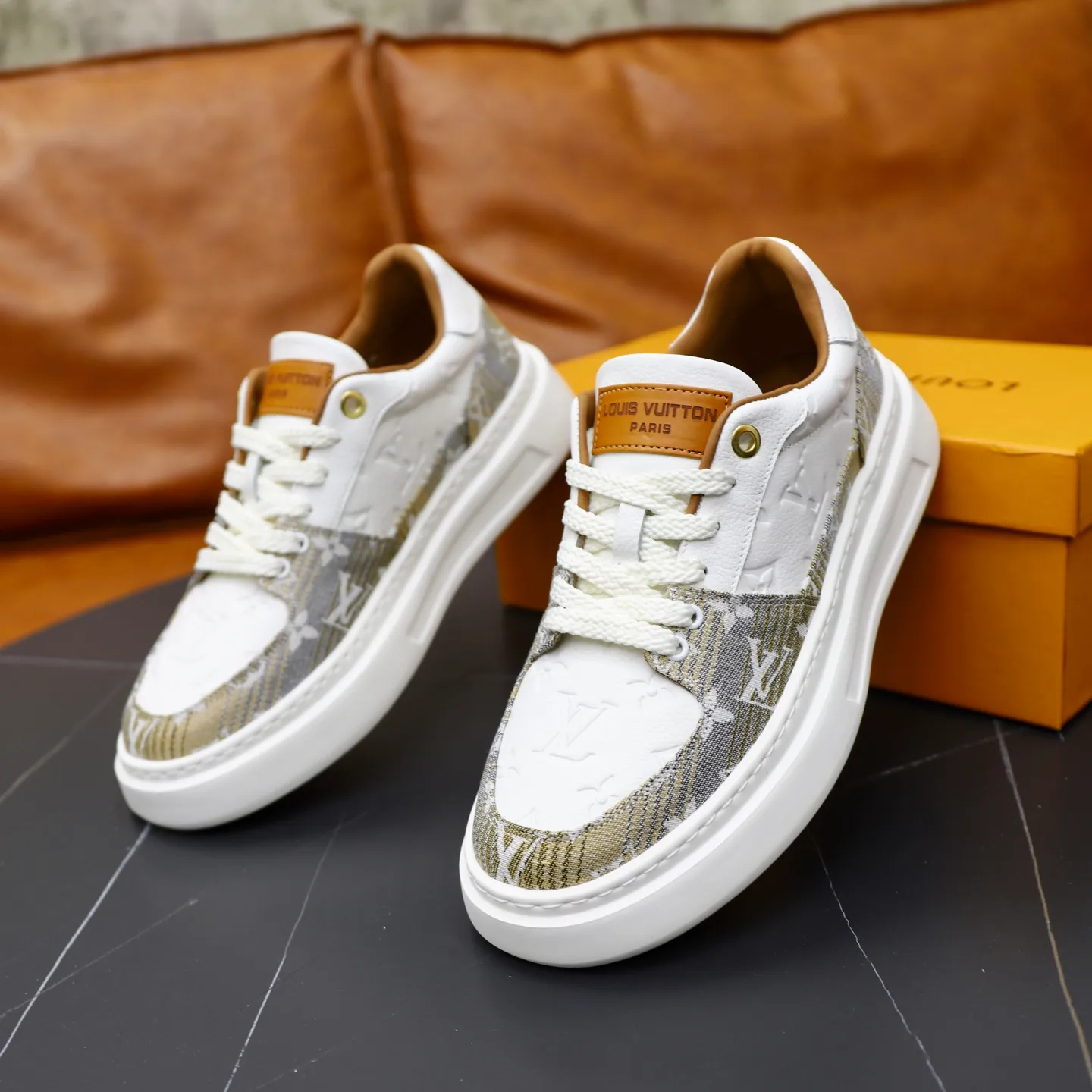 Ex-factory price: 480💰🙅‍♂️🙅‍♂️🙅‍♂️ Brand: LV Louis Vuitton Standard code: 38-44 (45 customized) Grade: Same as the official website Material: Original fabric Comfortable cowhide lining Increased lightness, wear-resistant and soft outsole Style category: Men's fashionable casual shoes Running sneakers Distinguished luxury brand elements Top luxury Color: actual picture color